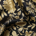 قماش حرير ساتان منسوج بنقشة زهور باللونين الأسود والذهبي مع تفاصيل أنيقة مستوحاة من الديباج، عرض 110 سم، صنع في الهند - D23263