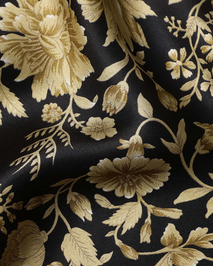 قماش حرير ساتان منسوج بنقشة زهور باللونين الأسود والذهبي مع تفاصيل أنيقة مستوحاة من الديباج، عرض 110 سم، صنع في الهند - D23263