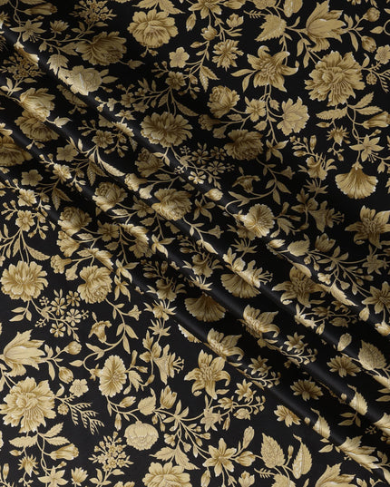 قماش حرير ساتان منسوج بنقشة زهور باللونين الأسود والذهبي مع تفاصيل أنيقة مستوحاة من الديباج، عرض 110 سم، صنع في الهند - D23263