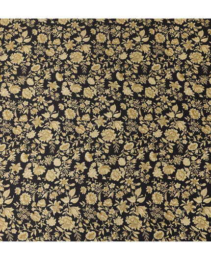 قماش حرير ساتان منسوج بنقشة زهور باللونين الأسود والذهبي مع تفاصيل أنيقة مستوحاة من الديباج، عرض 110 سم، صنع في الهند - D23263