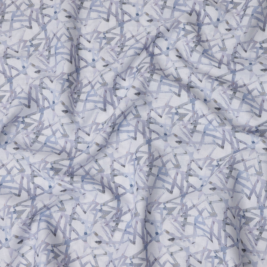 قماش كتان مخلوط مطبوع هندسيًا تجريديًا باللونين الأبيض والأزرق بتأثير ضربات الفرشاة، عرض 140 سم، صنع في الهند - D23282