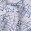 قماش كتان مخلوط مطبوع هندسيًا تجريديًا باللونين الأبيض والأزرق بتأثير ضربات الفرشاة، عرض 140 سم، صنع في الهند - D23282