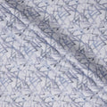 قماش كتان مخلوط مطبوع هندسيًا تجريديًا باللونين الأبيض والأزرق بتأثير ضربات الفرشاة، عرض 140 سم، صنع في الهند - D23282