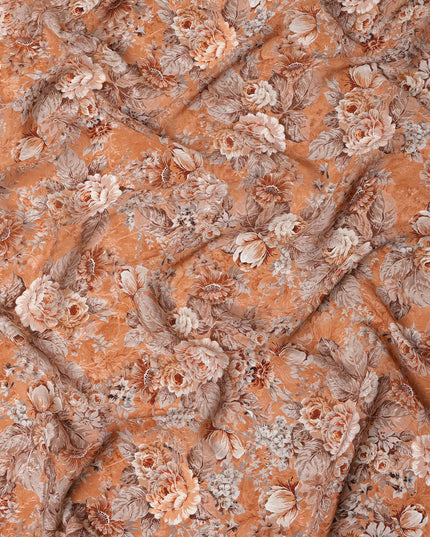 قماش كريب فيسكوز مطبوع عليه زهور وردية بنية اللون، قاعدة من الطين، عرض 110 سم، الهند - D23423