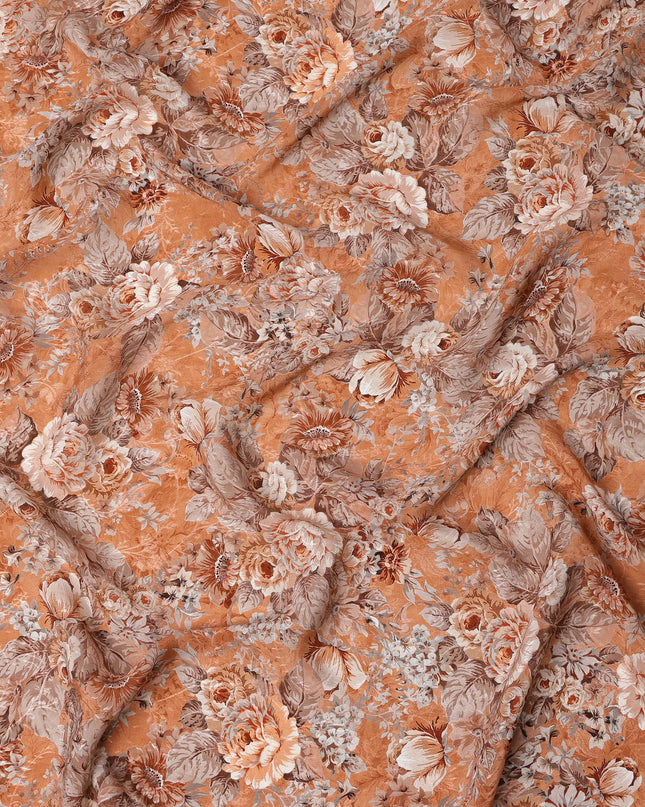 قماش كريب فيسكوز مطبوع عليه زهور وردية بنية اللون، قاعدة من الطين، عرض 110 سم، الهند - D23423