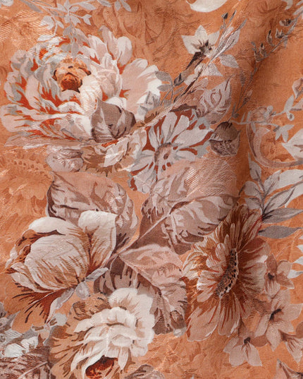 قماش كريب فيسكوز مطبوع عليه زهور وردية بنية اللون، قاعدة من الطين، عرض 110 سم، الهند - D23423