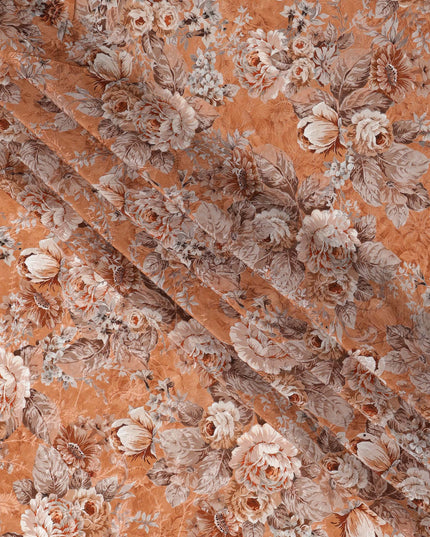 قماش كريب فيسكوز مطبوع عليه زهور وردية بنية اللون، قاعدة من الطين، عرض 110 سم، الهند - D23423