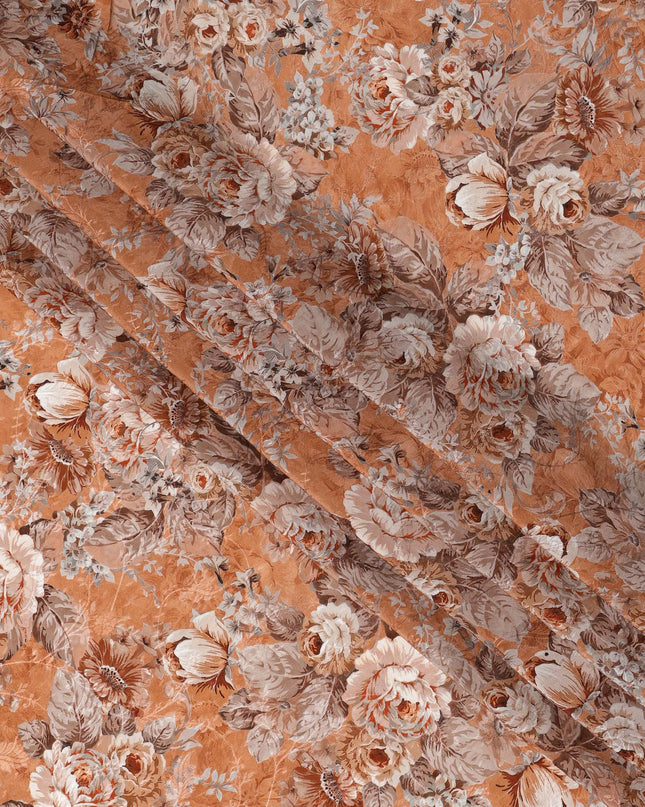 قماش كريب فيسكوز مطبوع عليه زهور وردية بنية اللون، قاعدة من الطين، عرض 110 سم، الهند - D23423