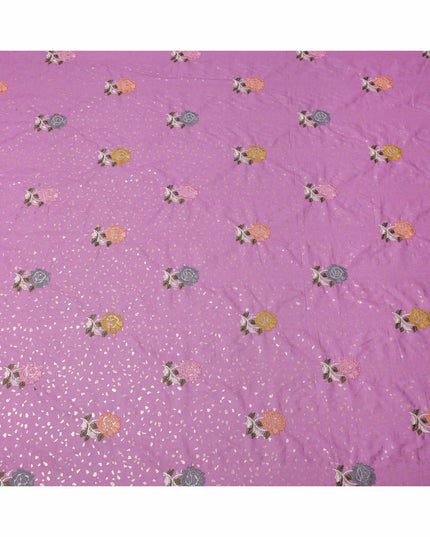 قماش فوال قطني مطرز بنقشة زهور متعددة الألوان باللون الوردي اللافندر مع لمسات من الترتر، عرض 140 سم، صنع في الهند - D23725