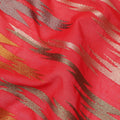 قماش فوال قطني منسوج مستوحى من الإيكات متعدد الألوان باللون الأحمر مع لمسات معدنية، عرض 140 سم، صنع في الهند - D23728