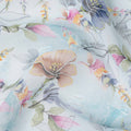 قماش فوال قطني مطبوع عليه زهور باستيلية باللونين الأبيض والأزرق والخوخي مع تأثير الألوان المائية، عرض 140 سم، صنع في الهند - D23735