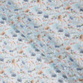 قماش فوال قطني مطبوع عليه زهور باستيلية باللونين الأبيض والأزرق والخوخي مع تأثير الألوان المائية، عرض 140 سم، صنع في الهند - D23735