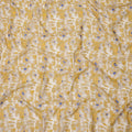 قماش فوال قطني مطبوع عليه زهور الأقحوان باللونين الأصفر الخردلي والأبيض مع خلفية تجريدية بضربات الفرشاة، عرض 140 سم، صنع في الهند - D23736