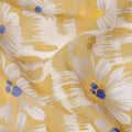 قماش فوال قطني مطبوع عليه زهور الأقحوان باللونين الأصفر الخردلي والأبيض مع خلفية تجريدية بضربات الفرشاة، عرض 140 سم، صنع في الهند - D23736