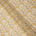 قماش فوال قطني مطبوع عليه زهور الأقحوان باللونين الأصفر الخردلي والأبيض مع خلفية تجريدية بضربات الفرشاة، عرض 140 سم، صنع في الهند - D23736