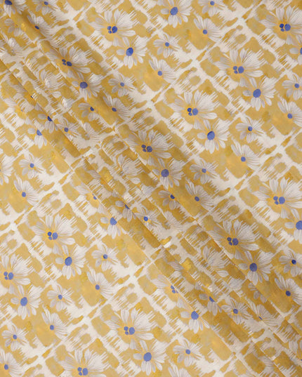 قماش فوال قطني مطبوع عليه زهور الأقحوان باللونين الأصفر الخردلي والأبيض مع خلفية تجريدية بضربات الفرشاة، عرض 140 سم، صنع في الهند - D23736