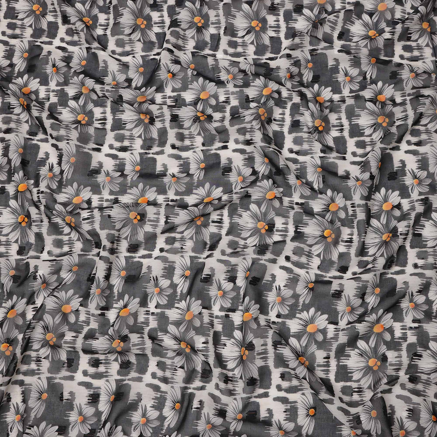 قماش فوال قطني مطبوع عليه زهور الأقحوان باللونين الأسود والرمادي، مع خلفية تجريدية بضربات الفرشاة، عرض 140 سم، صنع في الهند - D23739