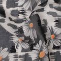 قماش فوال قطني مطبوع عليه زهور الأقحوان باللونين الأسود والرمادي، مع خلفية تجريدية بضربات الفرشاة، عرض 140 سم، صنع في الهند - D23739