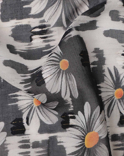 قماش فوال قطني مطبوع عليه زهور الأقحوان باللونين الأسود والرمادي، مع خلفية تجريدية بضربات الفرشاة، عرض 140 سم، صنع في الهند - D23739