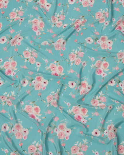 قماش كريب حريري خالص مطبوع عليه مجموعة ورود وردية خدود بقاعدة زرقاء سماوية، عرض 110 سم، صنع في الهند - D23960