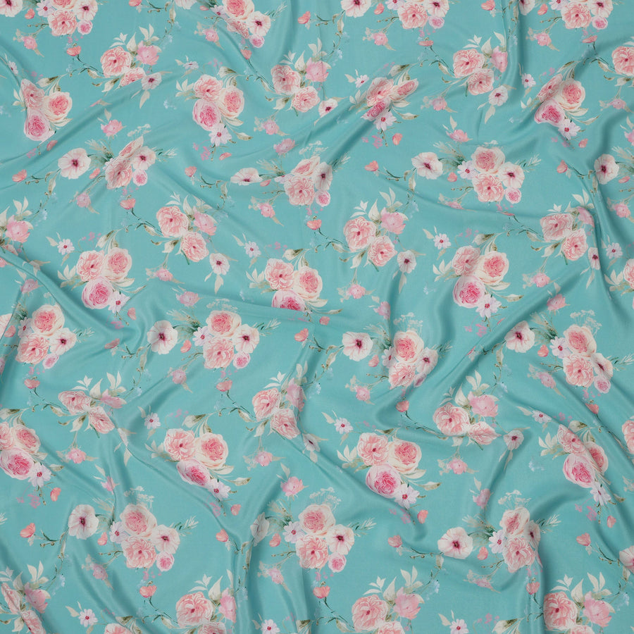 قماش كريب حريري خالص مطبوع عليه مجموعة ورود وردية خدود بقاعدة زرقاء سماوية، عرض 110 سم، صنع في الهند - D23960