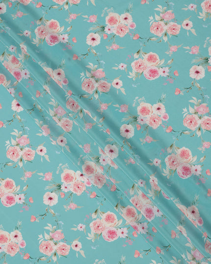 قماش كريب حريري خالص مطبوع عليه مجموعة ورود وردية خدود بقاعدة زرقاء سماوية، عرض 110 سم، صنع في الهند - D23960