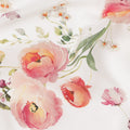 قماش كريب حريري خالص بطبعة زهور رومانسية بلون الخوخ والأرجواني الفاتح، قاعدة بيضاء عاجية، عرض 110 سم، صنع في الهند - D23972