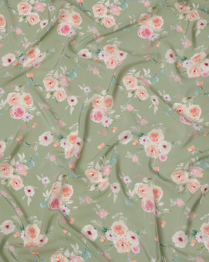 قماش كريب حريري ناعم بطبعة زهور وردية خوخي بقاعدة خضراء حكيمية، عرض 110 سم، صنع في الهند - D23976