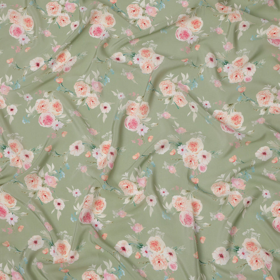 قماش كريب حريري ناعم بطبعة زهور وردية خوخي بقاعدة خضراء حكيمية، عرض 110 سم، صنع في الهند - D23976