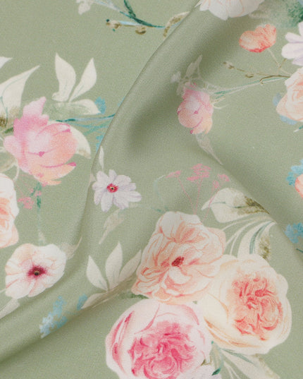 قماش كريب حريري ناعم بطبعة زهور وردية خوخي بقاعدة خضراء حكيمية، عرض 110 سم، صنع في الهند - D23976
