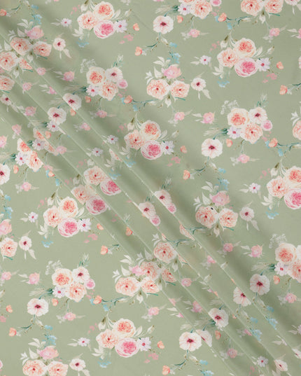 قماش كريب حريري ناعم بطبعة زهور وردية خوخي بقاعدة خضراء حكيمية، عرض 110 سم، صنع في الهند - D23976