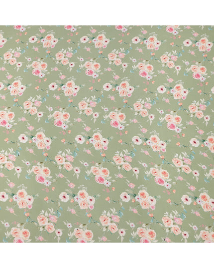 قماش كريب حريري ناعم بطبعة زهور وردية خوخي بقاعدة خضراء حكيمية، عرض 110 سم، صنع في الهند - D23976