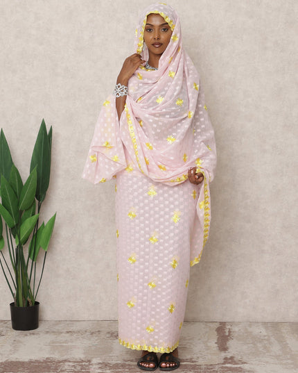 ثوب سوداني تقليدي وردي فاتح مع تطريز زهور صفراء، قطعة 4.5 متر، قماش قطني خالص، عرض 140 سم، صنع في الهند - D24471