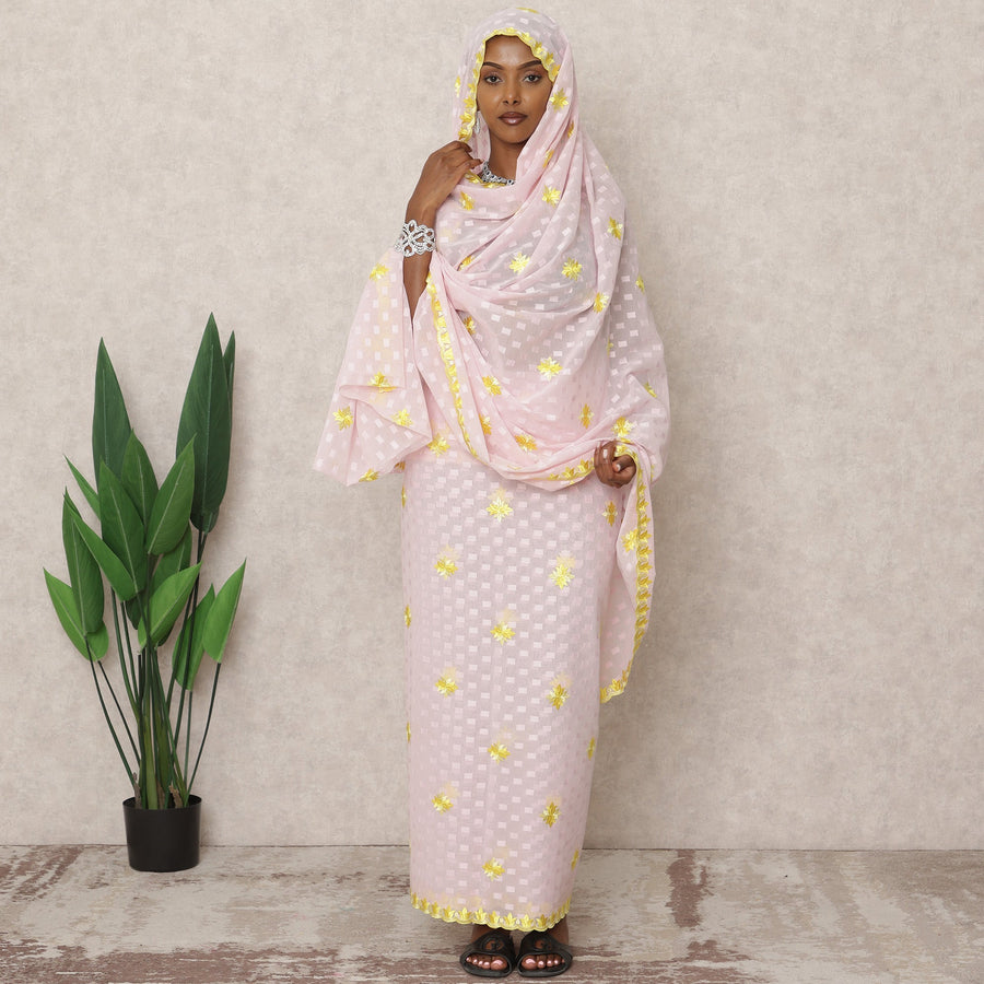 ثوب سوداني تقليدي وردي فاتح مع تطريز زهور صفراء، قطعة 4.5 متر، قماش قطني خالص، عرض 140 سم، صنع في الهند - D24471