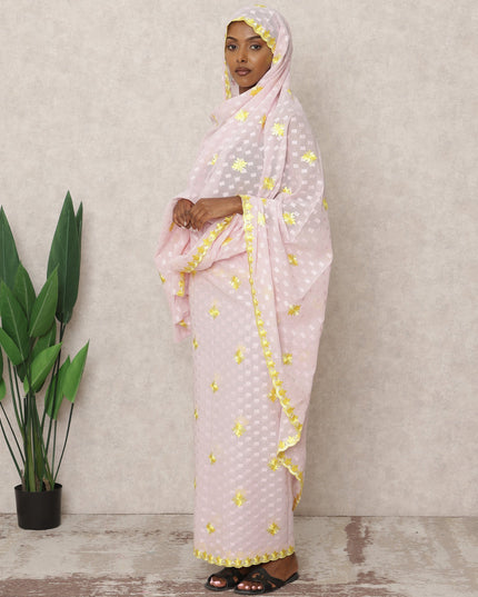 ثوب سوداني تقليدي وردي فاتح مع تطريز زهور صفراء، قطعة 4.5 متر، قماش قطني خالص، عرض 140 سم، صنع في الهند - D24471