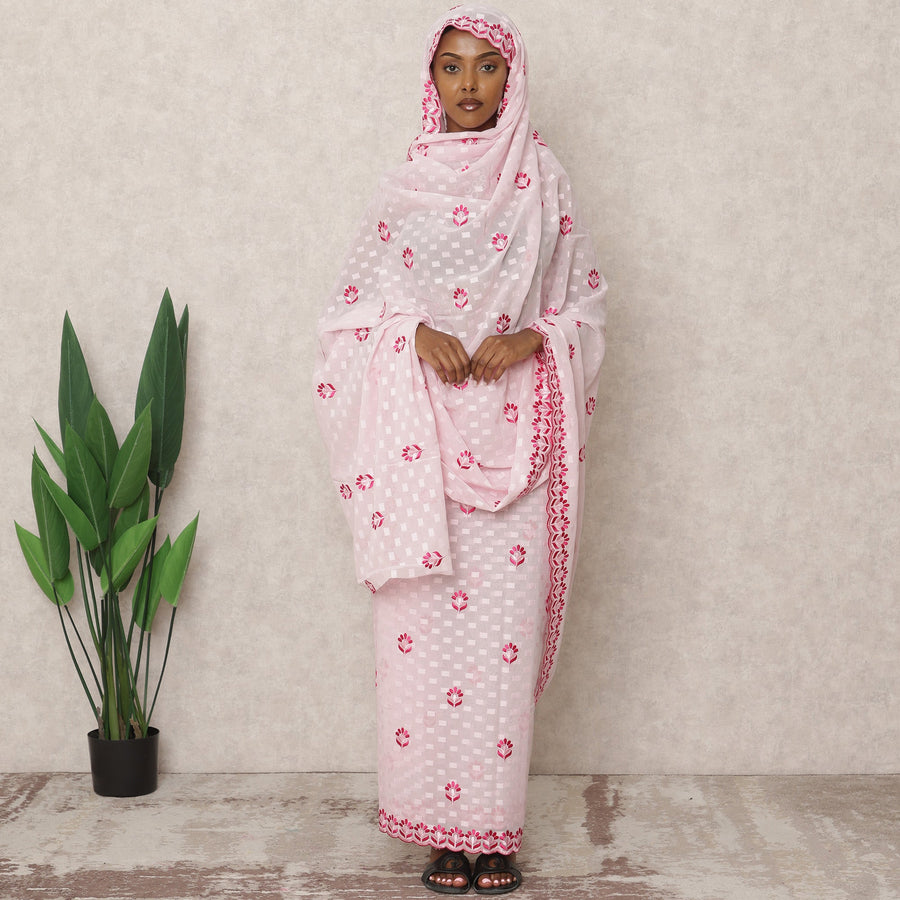 ثوب سوداني تقليدي وردي فاتح مع تطريز زهور وردية داكنة، قطعة بطول 4.5 متر، مصنوع من قماش قطني خالص، عرض 140 سم، صنع في الهند - D24472