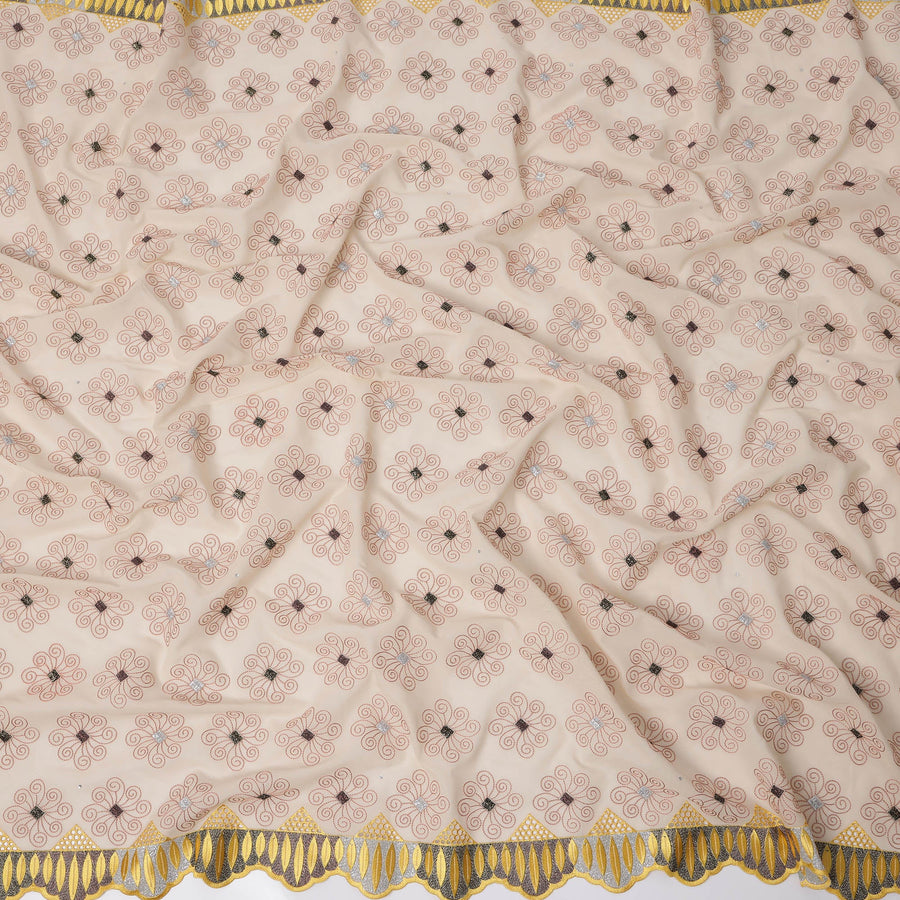ثوب سوداني من قماش الفوال السويسري الفاخر باللون الكريمي مع تطريز باللون الخوخي وحواف صفراء، 4.5 متر × 140 سم - D21625