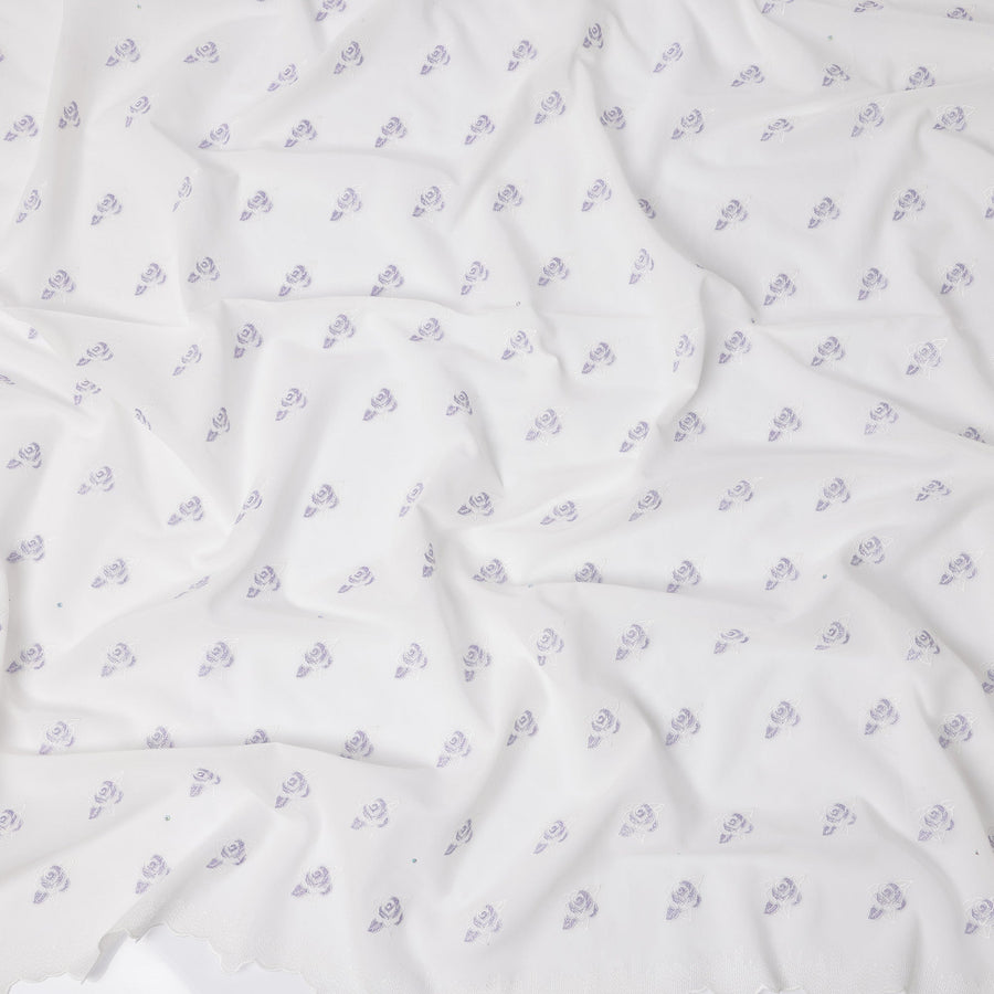 ثوب سوداني من قماش الفوال السويسري الفاخر باللون الأبيض مع تطريز باللون اللافندر وحواف مزخرفة، 4.5 متر × 140 سم - D21631