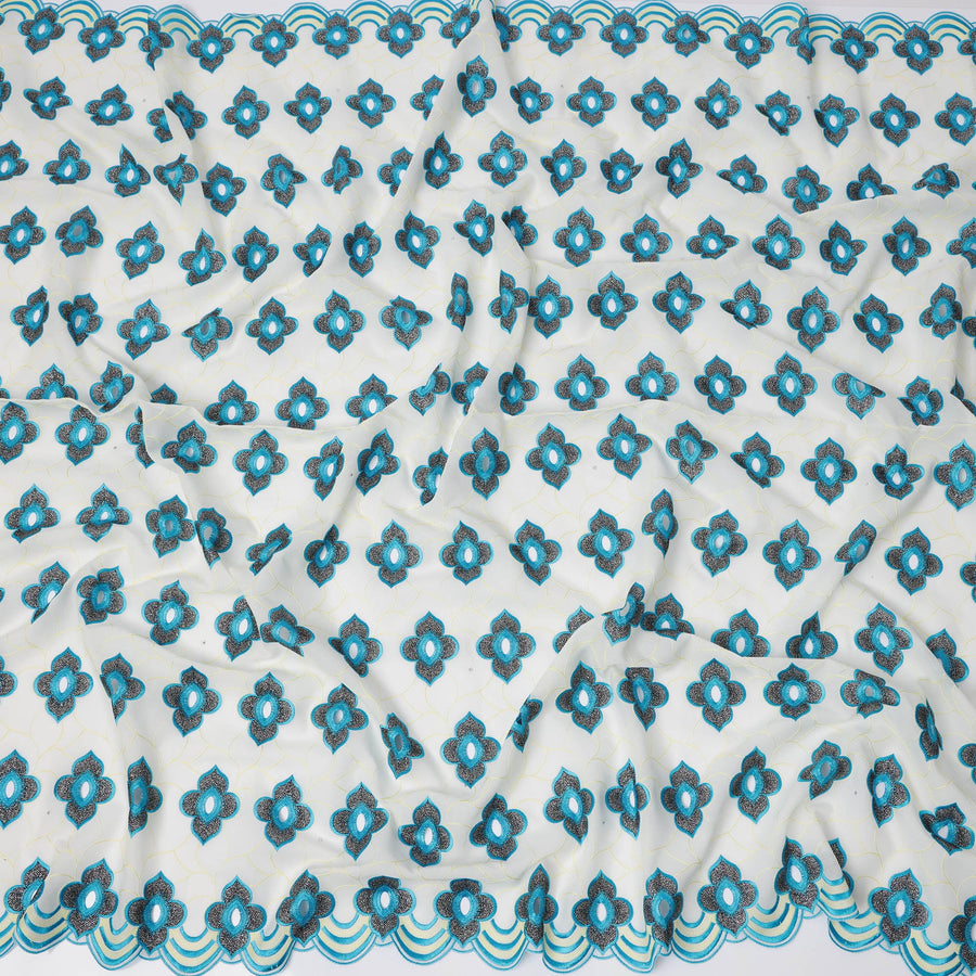 ثوب سوداني من قماش الفوال السويسري الفاخر باللون الأبيض مع تطريز أزرق وحواف مزخرفة، 4.5 متر × 140 سم - D21642