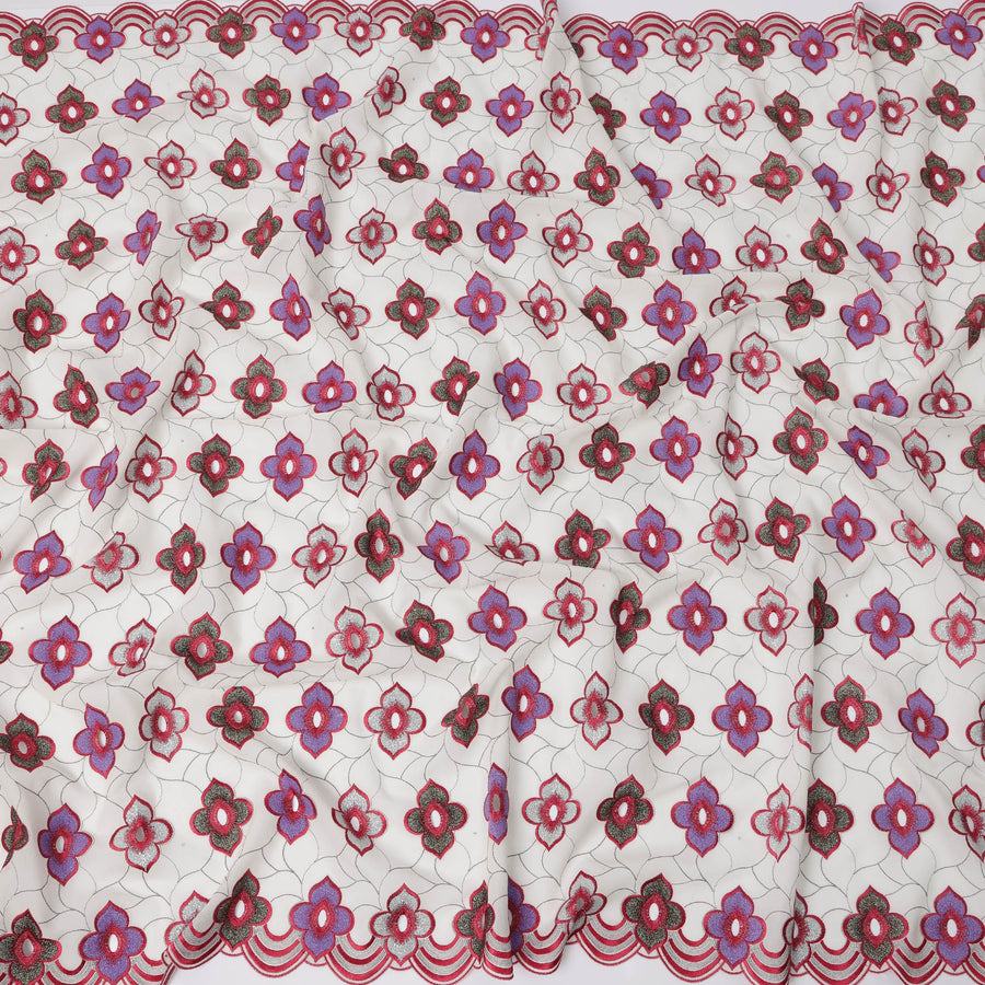 ثوب سوداني من قماش الفوال السويسري الفاخر باللون الأبيض مع تطريز باللونين الأحمر والأرجواني، 4.5 متر × 140 سم - D21643