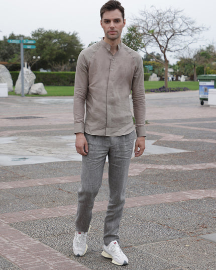 قميص من الكتان الخالص الفاخر باللون البني الرملي، بياقة ماندرين، صنع في الإمارات العربية المتحدة - D22004