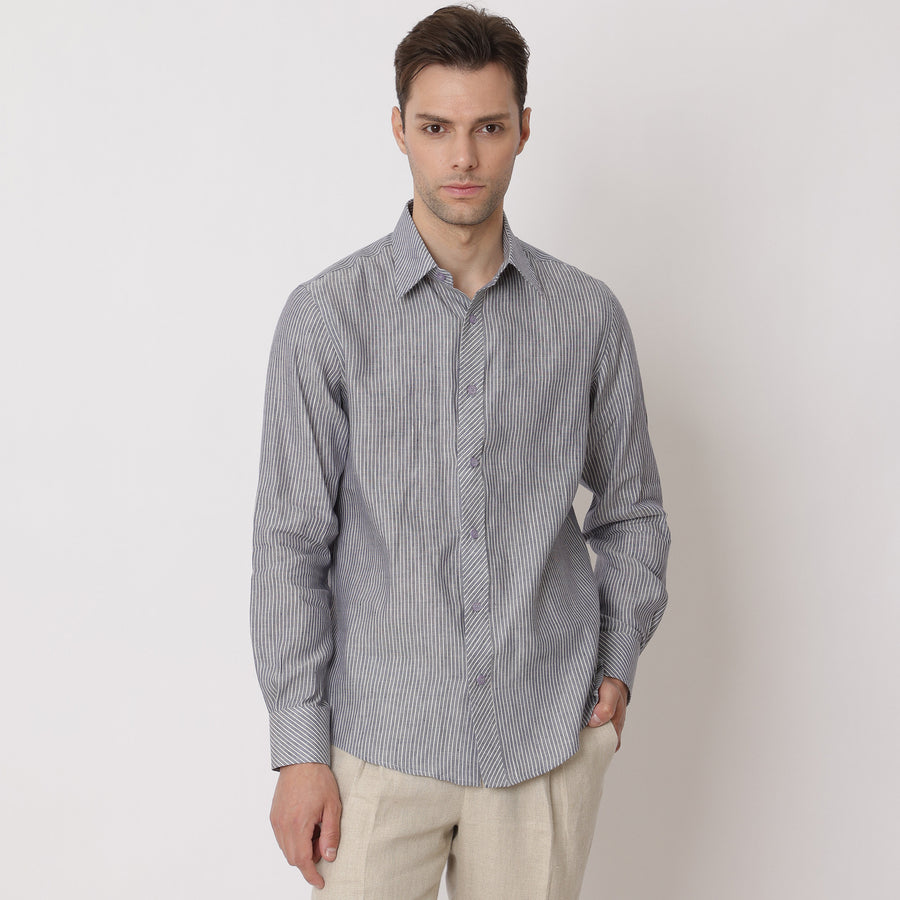 قميص كتان نقي فاخر مخطط باللونين الرمادي والأبيض، بقصّة كلاسيكية، صنع في الإمارات العربية المتحدة - D22008