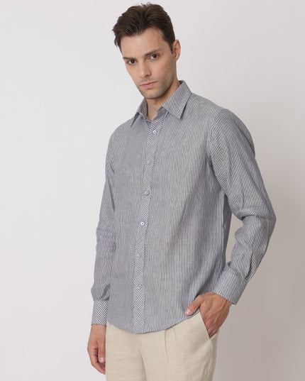 قميص كتان نقي فاخر مخطط باللونين الرمادي والأبيض، بقصّة كلاسيكية، صنع في الإمارات العربية المتحدة - D22008