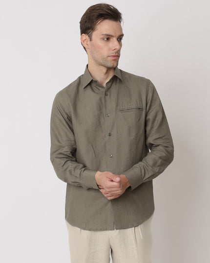 قميص كتان نقي فاخر باللون الأخضر الزيتوني، قصة كلاسيكية، صنع في الإمارات العربية المتحدة - D22010