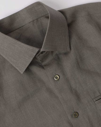 قميص كتان نقي فاخر باللون الأخضر الزيتوني، قصة كلاسيكية، صنع في الإمارات العربية المتحدة - D22010