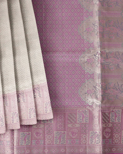 ساري كانجيفارام من الحرير الخالص بلون اللافندر والفضي، مزين بزخارف فنية منسوجة يدويًا، بطول 5.5 متر مع بلوزة، من أصل هندي - D22669