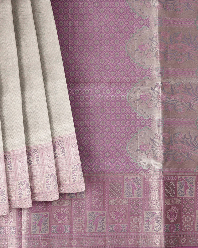 ساري كانجيفارام من الحرير الخالص بلون اللافندر والفضي، مزين بزخارف فنية منسوجة يدويًا، بطول 5.5 متر مع بلوزة، من أصل هندي - D22669