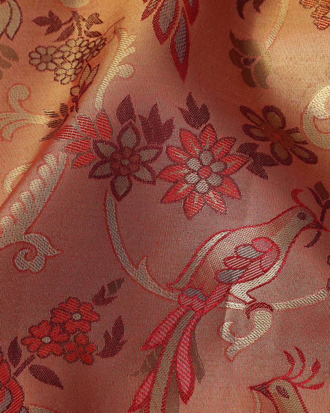 ساري كانجيفارام من الحرير الخالص باللونين النحاسي والأحمر، مزين بزخارف نباتية معقدة منسوجة يدويًا، بطول 5.5 متر مع قطعة بلوزة، من أصل هندي - D22670