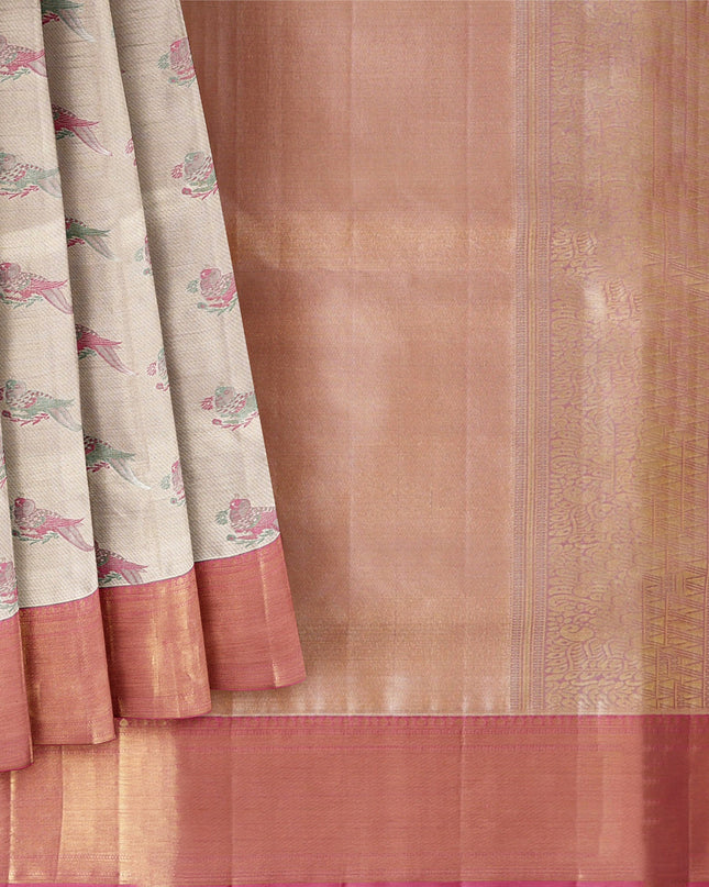 ساري كانجيفارام من الحرير الخالص بلون العاج والخوخ، مزين بزخارف نباتية دقيقة منسوجة يدويًا، بطول 5.5 متر مع بلوزة، من أصل هندي - D22671