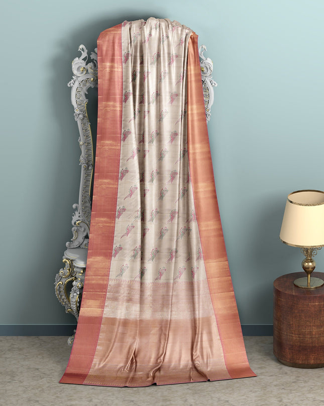 ساري كانجيفارام من الحرير الخالص بلون العاج والخوخ، مزين بزخارف نباتية دقيقة منسوجة يدويًا، بطول 5.5 متر مع بلوزة، من أصل هندي - D22671